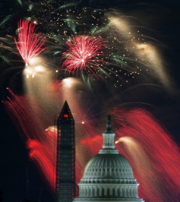 
	Pháo hoa bắn rực trời bên trên đài tưởng niệm Washington trong ngày quốc khánh Mỹ 4/7.