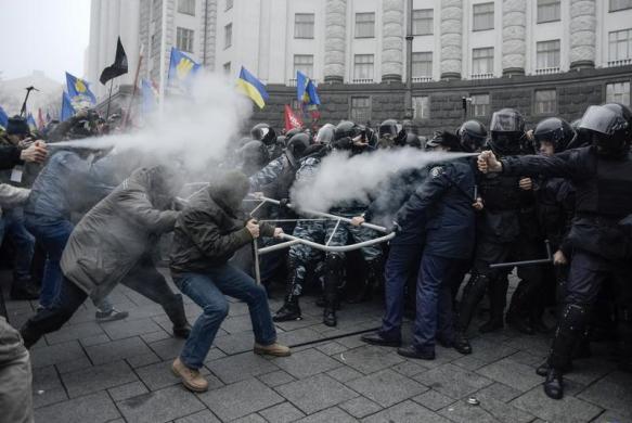 Cảnh sát chống bạo động đụng độ với người biểu tình trên quảng trường Độc lập ở thủ đô Kiev, Ukraine.