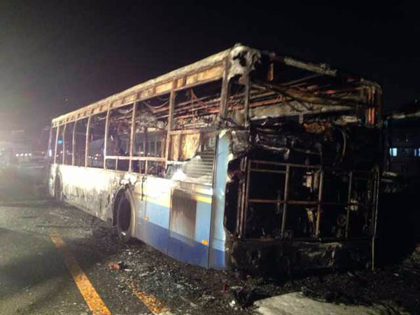 Chiếc xe bus bị cháy rụi hoàn toàn.
