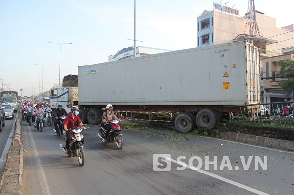 
	Hàng chục mét rào chắn bằng sắt bị tông gãy