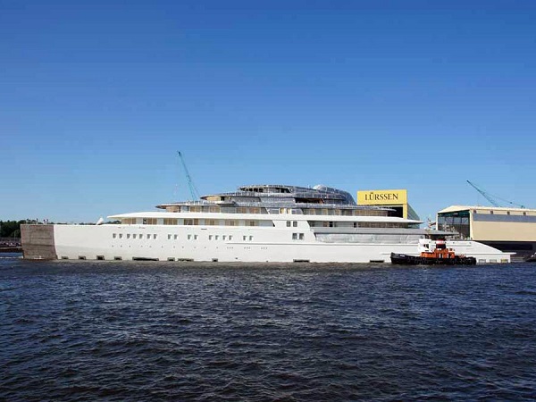 
	 Có chiều dài lên tới 180m siêu du thuyền Azzam đã chính thức soán ngôi du thuyền lớn nhất thế giới của chiếc Eclipse do tỷ phủ Abramovich sở hữu. Chủ nhân của Azzam được cho là vì hoàng tử tỷ phú nổi tiếng của Ả rập Alwaleed bin Talal.