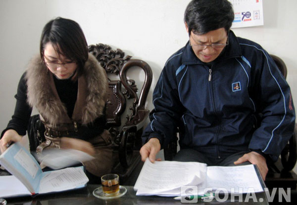 Ông Lê Văn Thọ - Trạm trưởng Trạm thú y huyện Triệu Sơn đang trao đổi về tình hình dịch lở mồm long móng trên địa bàn.
