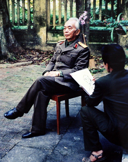  	Học sĩ Lê Duy Ứng vẽ chân dung Đại tướng năm 1993 (sách ảnh Đại tướng Tổng Tư lệnh Võ Nguyên Giáp - NXB Thông tin & Truyền thông (2011)