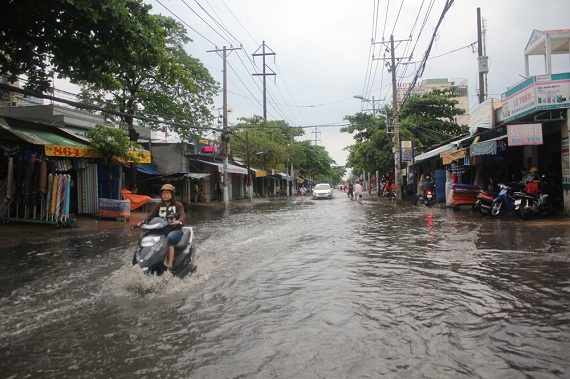 TP.HCM: Đường phố biến thành "con sông" dài hơn 3km