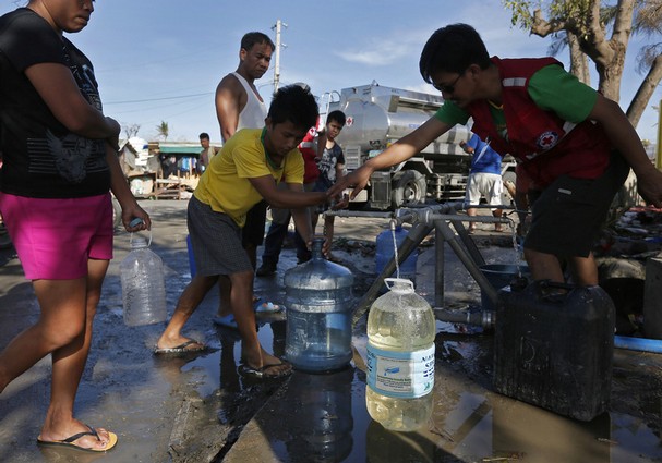  	Người dân Tacloban hứng nước tại trung tâm y tế thành phố.