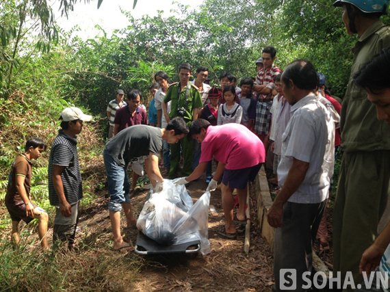 
	Thi thể ông Cang được đưa lên bờ.