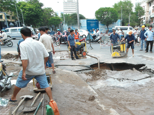 
	Hố rộng và sâu do bể ống cấp nước giữa trung tâm TP.