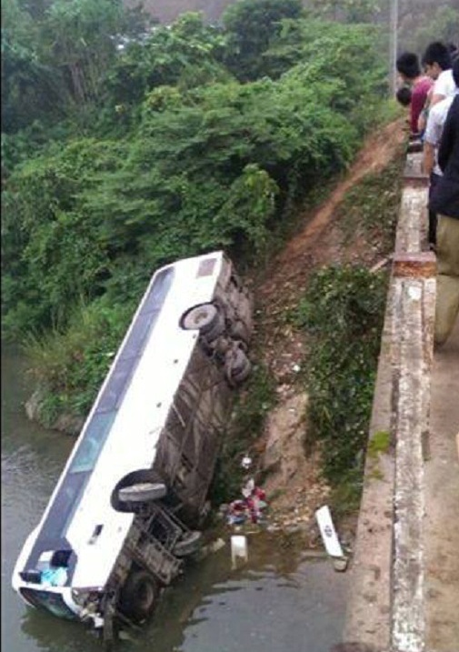 Hiện trường vụ tại nạn xe khách tại cầu Minh An