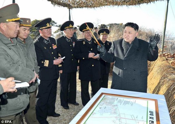 Ông Kim Jong Un huấn thị các tướng lĩnh Triều Tiên về cách phóng tên lửa tấn công nước Mỹ. Bức ảnh được đăng trên báo Rodong (Triều Tiên) cuối tháng 3/2013 cho thấy các sĩ quan cao cấp đều chăm chú nuốt từng lời của lãnh tụ, trong tay sẵn sàng sổ và bút để ghi chép.