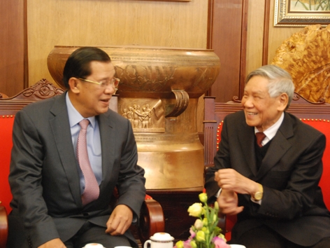 Thủ tướng Hun Sen (trái) và cựu Tổng Bí thư Lê Khả Phiêu. ảnh: Xuân Ba