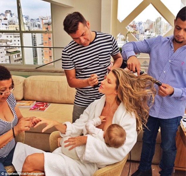 Gisele Bündchen cho con bú khi đang làm tóc.