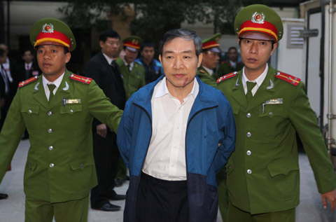 Dương Chí Dũng trên đường vào phòng xét xử.