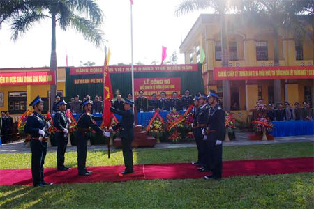  Thủ trưởng Bộ tư lệnh Quân chủng Phòng không-Không quân trao Quân kỳ Quyết thắng cho Trung đoàn Tên lửa 64.