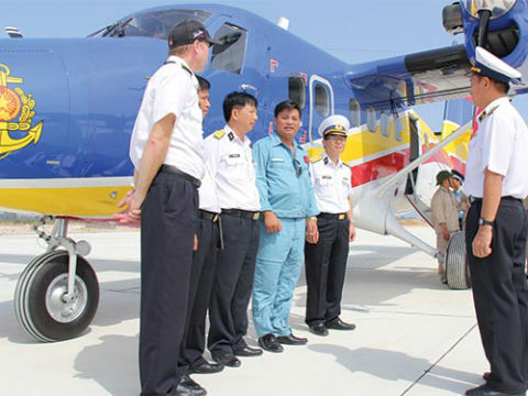 Phi đội DHC-6 nhận nhiệm vụ trước giờ bay luyện tập