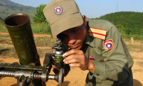 Chuẩn úy Thông-dun Xơn-phăc-hua thuộc Tiểu đoàn 414, Bộ CHQS tỉnh U Đom Xay đang thực hành thao tác súng cối.