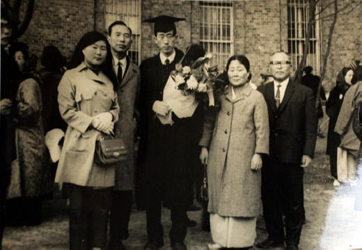 Ban Ki-Moon chụp ảnh với gia đình sau lễ tốt nghiệp tại đại học quốc gia Seoul vào năm 1970.