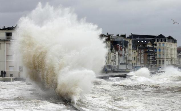 Sóng mạnh đánh vào bờ biển Wimereux ở miền bắc nước Pháp.