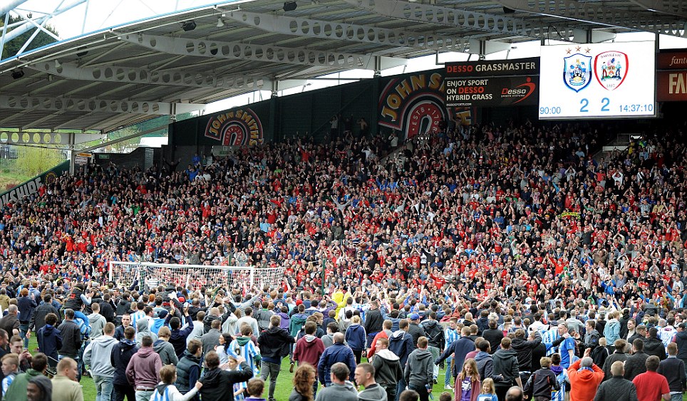 
	CĐV Huddersfield và Barnsley