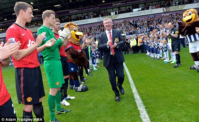 
	Sir Alex bước vào sân đấu trong sự chào đón của cầu thủ và NHM 2 đội