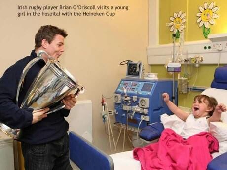 
	Cầu thủ bóng rugby mang cúp vô địch tới thăm 1 em nhỏ mắc bệnh
