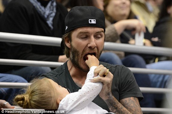  	David Beckham &quot;ăn&quot; tay con gái cưng
