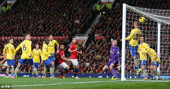  	Persie đánh đầu lái bóng ghi bàn cho chủ nhà