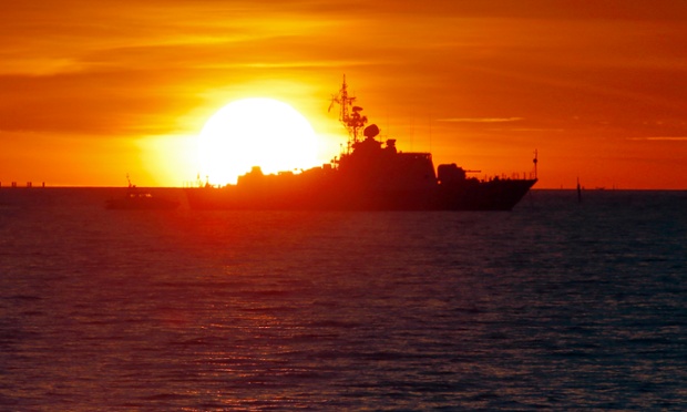 Một tàu bảo vệ bờ biển Nga tuần tra ngoài khơi thành phố St. Petersburg, nơi đang diễn ra hội nghị thượng đỉnh G20.