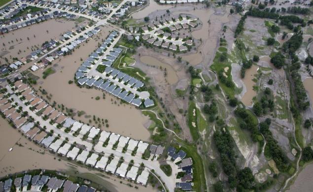 Các ngôi nhà và một sân golf bị ngậm trong nước lũ từ sông High, Alberta, Canada.