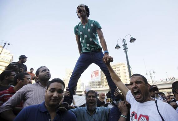 Những người ủng hộ Tổng thống bị phế truất Mohamed Mursi tham gia biểu tình tại quảng trường Giza, Cairo, Ai Cập.