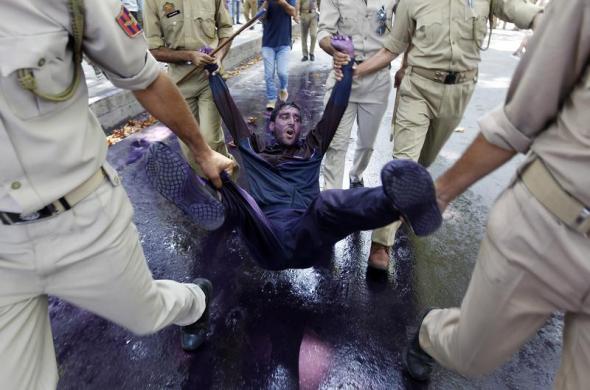 Cảnh sát bắt giữ một công chức tham gia biểu tình ở Srinagar, Ấn Độ.