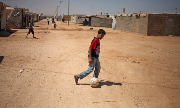 Các cậu bé người Syria chơi trong trại tị nạn Zaatari ở Mafraq, Jordan.