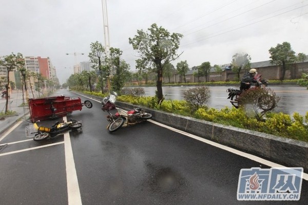 Gió mạnh do siêu bão Utor thổi bay các phương tiện trên đường tại thành phố Dương Giang, Trung Quốc.