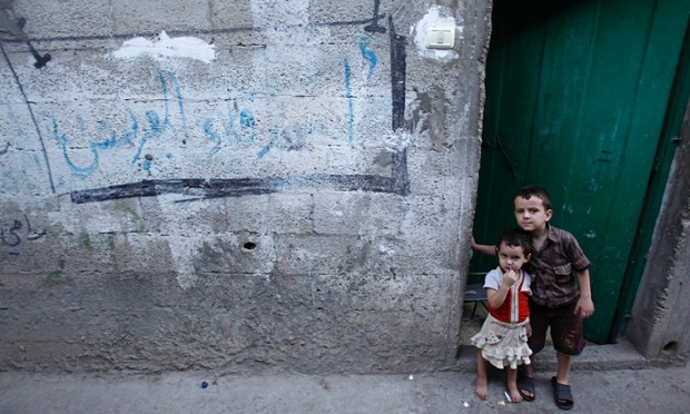Trẻ em Palestin đứng trước cửa nhà trong trại tị nạn Jabaliya ở phía bắc Dải Gaza.