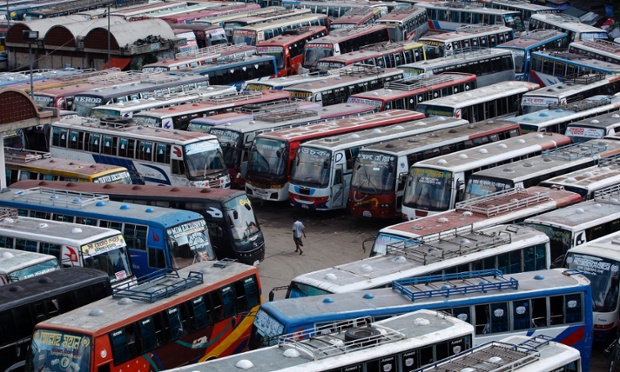 Một bãi đỗ xe bus ở Dhaka, Bangladesh.