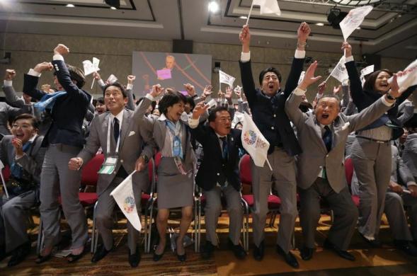 Thủ tướng Nhật Bản Shinzo Abe và các thành viên của Ủy ban vận động đăng cai Olympic 2020 của thành phố Tokyo ăn mừng, sau khi Chủ tịch Ủy ban Olumpic quốc tế  Jacques Rogge tuyên bố Tokyo sẽ là thành phố tổ chức Olympic 2020.