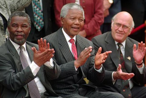 	Ông Nelson Mandela năm 1996 cùng 2 phó tổng thống Thabo Mbeki (trái) và F. W. de Klerk.