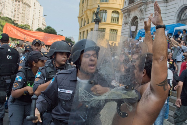Giáo viên và những người ủng hộ đụng độ với cảnh sát chống bạo động trong cuộc biểu tình chống tham nhũng tại quảng trường Cinelandia ở Rio de Janeiro, Brazil.