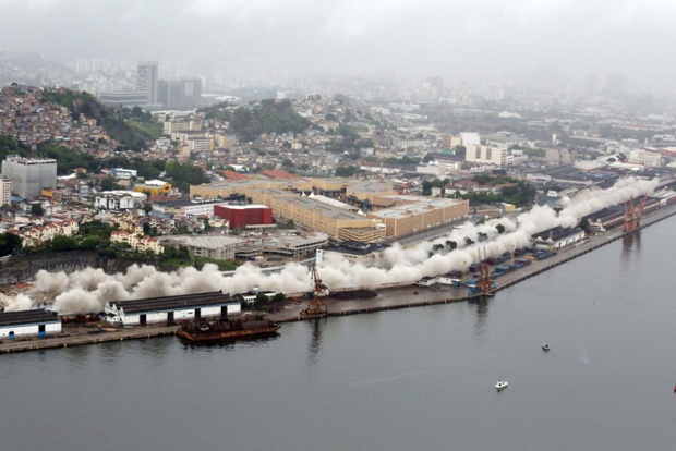Cây cầu cạn Perimetral ở Rio de Janeiro, Brazil,  được đánh sập để xây dựng các công trình và cơ sở hạ tầng phục vụ World Cup 2014 và Olympic 2016.