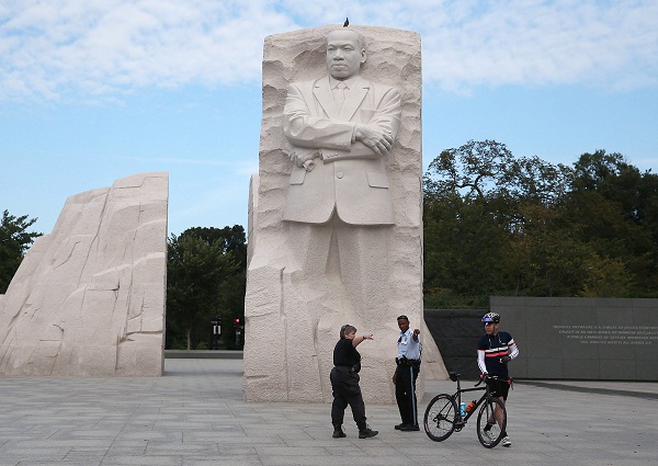 	Cảnh sát tại công viên Mỹ yêu cầu người đi xe đạp rời khỏi Đài tưởng niệm Martin Luther King tại Washington D.C.