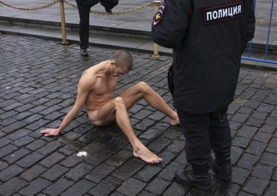 Cảnh sát tiếp cận một nghệ sĩ khỏe thân để biểu tình trên quảng trường Đỏ ở Moscow, Nga.