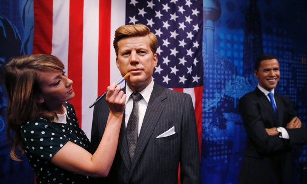 Bức tượng sáp của cựu Tổng thống Mỹ John F. Kennedy đang được sửa lại cạnh tượng sáp của ông Barack Obama trong bảo tàng Madame Tussauds ở London, Anh.