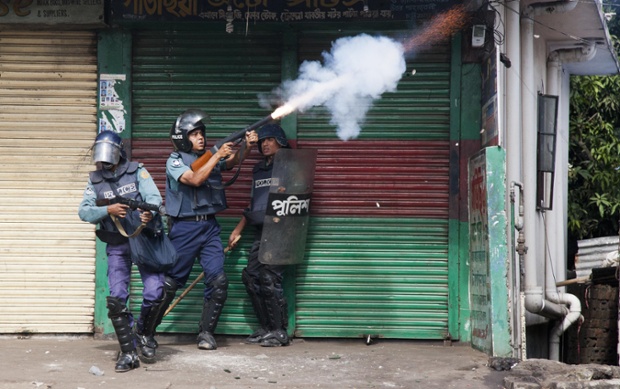 Cảnh sát bắn đạn hơi cay để giải tán người người biểu tình Chittagong, Bangladesh.