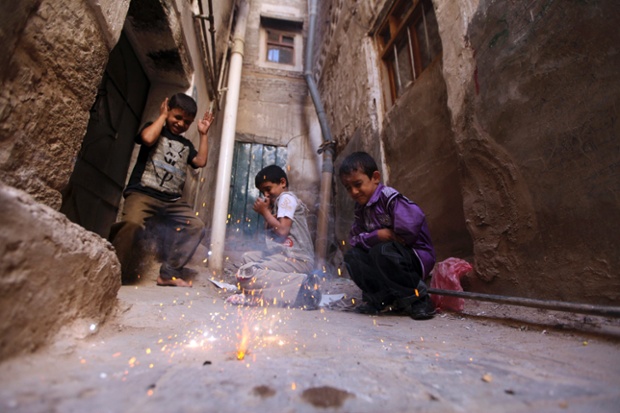 Trẻ em chơi với pháo ở Sanaa, Yemen.