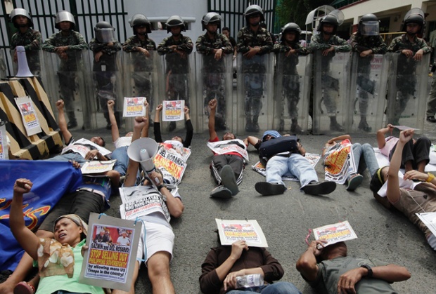 Người dân biểu tình nằm trên đường dưới trời nắng nóng ở thành phố Quezon của Philippines, để phản đối sự hiện diện ngày càng gia tăng của Mỹ tại nước này.