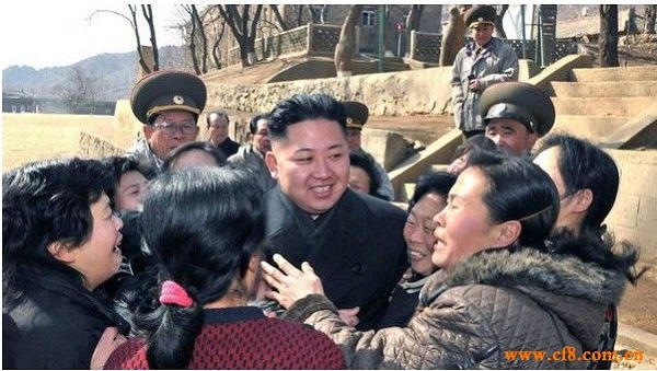 	Những phụ nữ trung tuổi này khóc như mưa khi được ông Kim Jong Un thăm hỏi