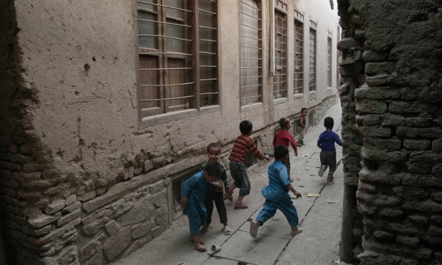 Trẻ em chơi trốn tìm trong một khu phố cổ ở Kabul, Afghanistan.