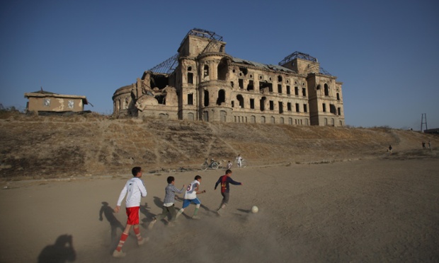 Các cậu bé chơi phía trước cung điện Darlamane đổ nát ở Kabul, Afghanistan.