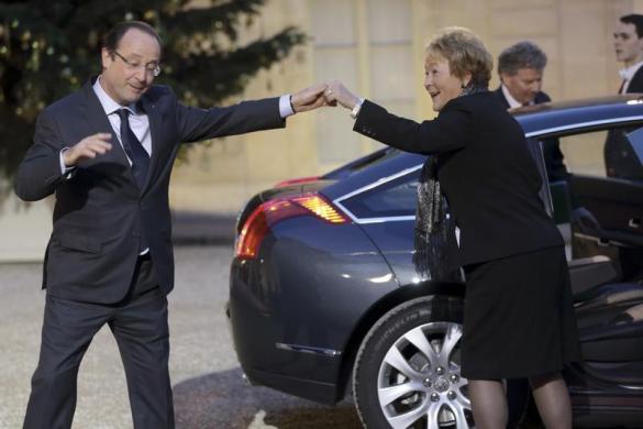 Tổng thống Pháp Francois Hollande bắt tay với Thủ hiến bang Quebec, bà Pauline Marois khi bà rời khỏi Điện Elysee ở Paris.