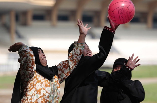 Phụ nữ Philippines chơi bóng chuyền trong dịp lễ Eid al-Fitr  của người Hồi giáo tại công viên Rizal ở thủ đô  Manila.
