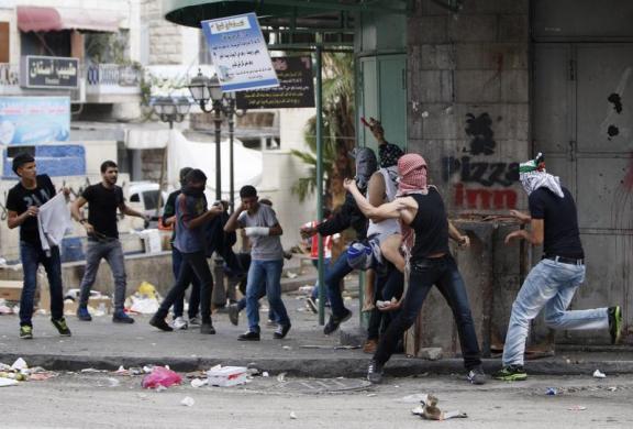 Người biểu tình Palestin ném đá vào binh sĩ Israel trong cuộc đụng độ tại thành phố Hebron, Bờ Tây.